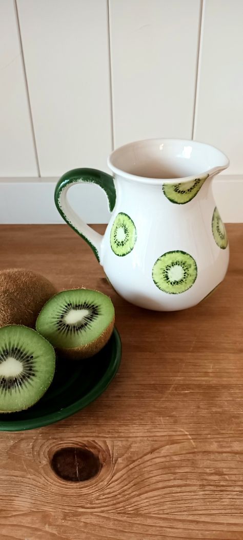 Kiwi Pottery Painting, Pottery Painting Fruit Design, Pottery Painting Vegetables, Fruit Mug Painting, Pottery Jug Painting Ideas, Fruit Pottery Painting Ideas, Pottery Painting Fruit Bowl, Ceramic Jug Painting Ideas, Fruit Painted Pottery