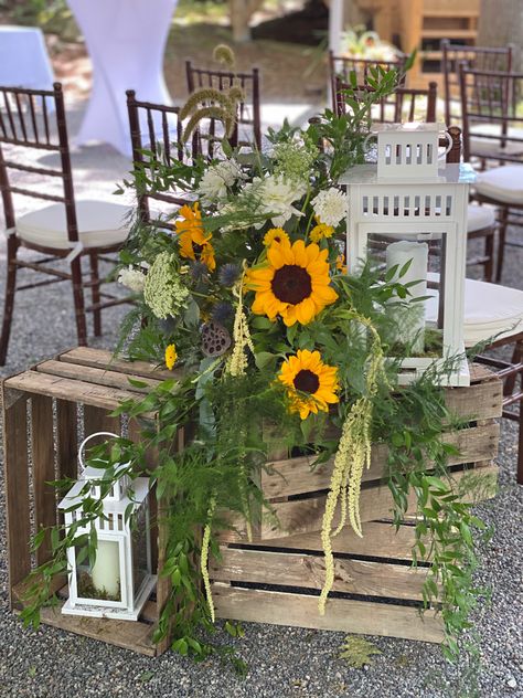 Sunflower Arrangements Rustic, Sunflower Wedding Arrangements, Diy Wedding Flower Arrangements, Sunflower Table Decor, Country Flower Arrangements, Sunflower Wedding Ideas, August Wedding Colors, Diy Flower Arrangements Wedding, Country Wedding Centerpieces