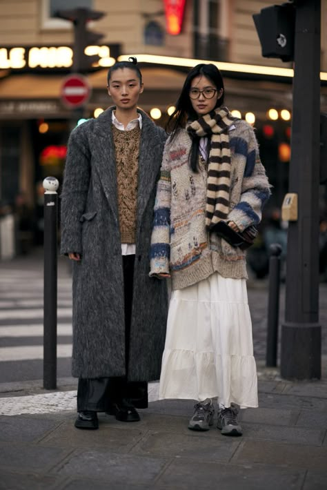 Paris Street Style Winter, Japanese Fashion Winter, Artsy Street Style, Japanese Winter Fashion, Paris Fashion Week Outfits, Winter Outfits Street Style, Japan Fashion Street, Fashion Week Outfit, Artsy Style