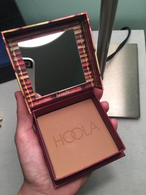 Benefit Hoola Bronzer, Maquillage On Fleek, Benefit Hoola, Hoola Bronzer, Makeup List, Makeup Needs, Fancy Makeup, Makeup Swatches, New Makeup