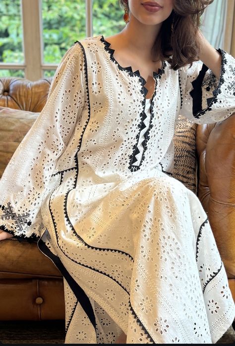 Kamiz Neck Design Salwar Kameez, Desi Neck Designs, Neckline Designs Pakistani, Chikankari Neck Designs, New Kameez Designs, Suit Neck Designs Pakistani, Pakistani Kurti Neck Designs, Wedding Dresses Simple Pakistani, Pakistani Suits Neck Designs