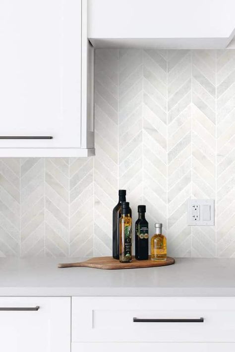 Best Kitchen Tile Backsplash, White Backsplash Kitchen Herringbone, White Kitchen Chevron Backsplash, Chevron Pattern Backsplash, Backsplash On White Cabinets, Kitchen Backsplash Inspiration Tile, Kitchen Backsplash Grey Cabinets White Counter, Hering Bone Backsplash Kitchen White, Modern Kitchen Design Backsplash