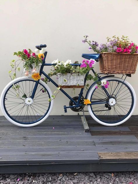 Bicycle Garden Decor, Bike Garden Decor Old Bicycle, Old Bikes In The Garden Ideas, Old Bicycle Garden Ideas, Bicycle Art Garden, Bicycle Planter Ideas, Vintage Bike Decor, Garden Bicycle, Garden Decorations Ideas