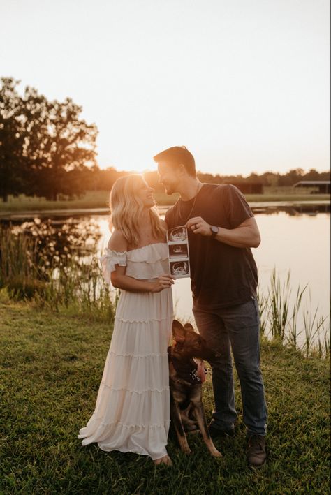 Bump Ahead Pregnancy Announcement, Maternity Photography Farm Ideas, Summer Baby Announcement Photos, Baby Announcement Photoshoot Summer, Annoucment Pictures Aesthetic, Maternity Photo Shoot Ideas Dog, Backyard Pregnancy Announcement, Maternity Photography Ideas With Dog, Fall Pregnancy Announcement With Dog