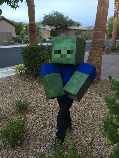 Halloween costume of a Minecraft Zombie. I made this using cardboard boxes, a blue t-shirt, and this template for the skin:  http://www.fps-x-games.com/2013/04/minecraft-zombie-large-printable-cutout.html Minecraft Zombie Costume, Zombie Costume Kids, Zombie Dress, Minecraft Costumes, Minecraft Printables, Zombie Costume, Book Week, Blue T, Costume Halloween