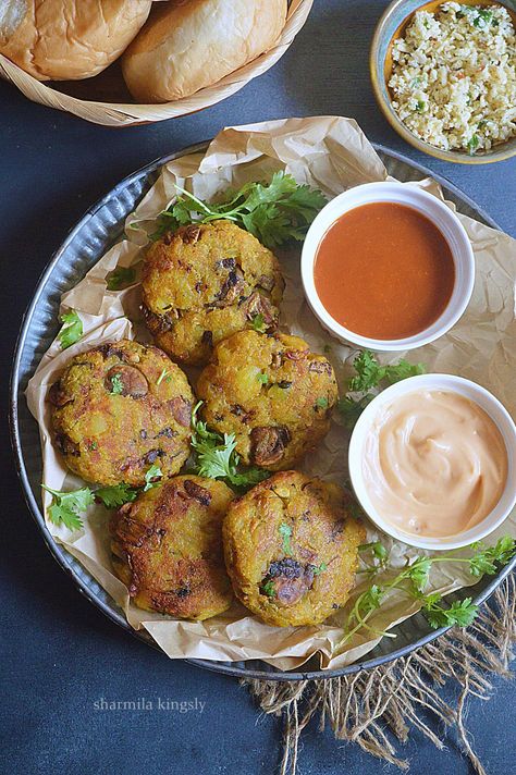 Mushroom Patties, a perfect low-carb appetizer. Goes well as a patty in a burger or with some salad and bread. Makes a quick 30 mins meal. Mushroom Patty, Mushroom Patties, Mushroom Burgers, 30 Min Meals, Mushroom Pie, Mushroom Burger, Patties Recipe, Low Carb Appetizers, Sliced Mushrooms