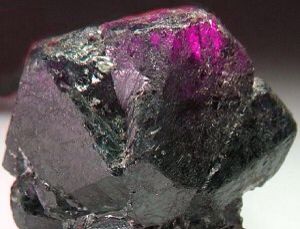 Raw alexandrite Raw Alexandrite, Alexandrite Stone, Cool Rocks, Beautiful Rocks, Lavender Color, Gems And Minerals, Raw Crystal, Metallic Colors, Crystals Minerals