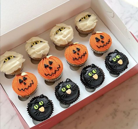 Halloween Themed Cupcakes Easy, Halloween Cupcakes Aesthetic, Unique Cupcakes Decorating, Easy Halloween Cupcakes Decoration, Halloween Muffins Decoration, Grave Cupcakes, Mini Halloween Cupcakes, Halloween Decorated Cupcakes, Simple Halloween Cupcakes