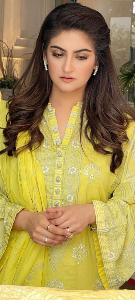 Heba Bukhari, Hiba Bukhari Dress, Hiba Bukhari Pics, Hiba Bukhari, Printed Dress Outfit, Beautiful Photoshoot, Stylish Dress Book, Beautiful Smile Women, Pakistani Actress