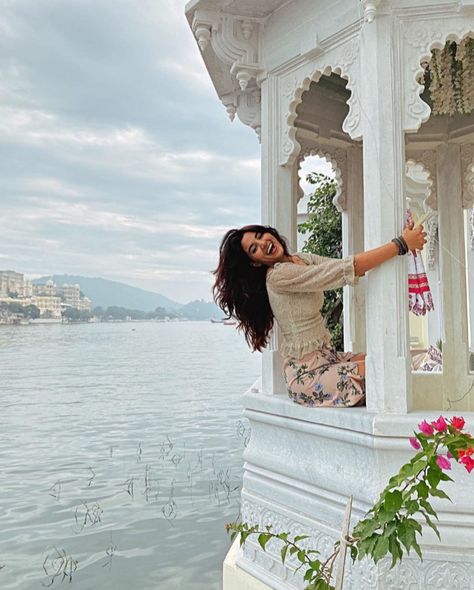 Mandir Photoshoot Ideas, Mandir Poses For Women, Jaipur Photo Ideas, Traditional Asthetic Picture, Udaipur Poses, Rajasthan Pictures, Udaipur Photography, Udaipur Trip, Jaipur Photography