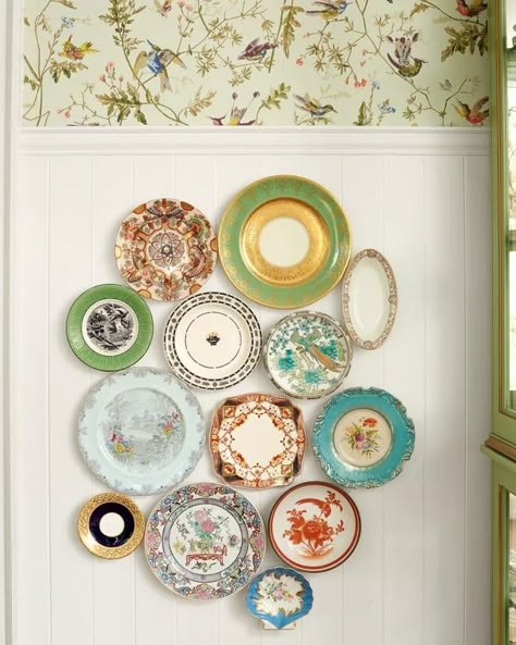 40 Designer-Approved Plate Walls We Love for a Nostalgic Feel Ceramic Wall Plates, Plate Walls, Plates On The Wall, Wall Hanging Organizer, Plate Ideas, Plate Wall Decor, Vintage Interior Design, Plate Decor, Antique Plates