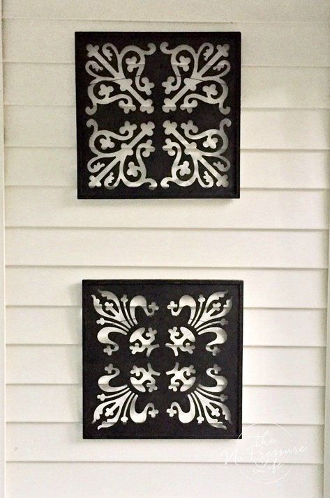 So glad I figured out how to hang decor on vinyl siding without nails! These hooks make it so easy to hang things on vinyl siding without causing damage to my home. This quick tutorial shows exactly how to use the hooks and where to buy them. Perfect for decorating porch walls and adding curb appeal! via @nopressurelife #diy #curbappeal #decortips Vinyl Fence Decorating Ideas, Fence Landscape Ideas, Vynal Siding, Vinal Siding, Outdoor Wall Ideas, Vynil Siding, Vinyl Fence Landscaping, Front Porch Brick, Vinyl Siding Hooks