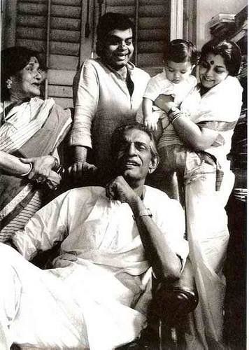 Bengali filmmaker Satyajit Ray with his family members Ray Aesthetic, Satyajit Ray, Ray Film, Bengali Art, Bollywood Quotes, Vintage India, Christian Bale, Beautiful Photos Of Nature, Teenage Dream