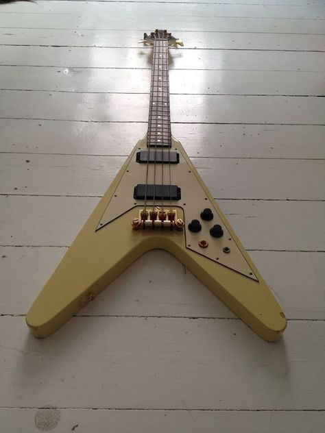 Epiphone Flying V Bass 1995 Painted Guitar, Flying V Guitar, Gibson Flying V, Flying Angel, Guitar Fender, Bass Guitar Lessons, Guitar Room, Gibson Epiphone, Guitar Painting