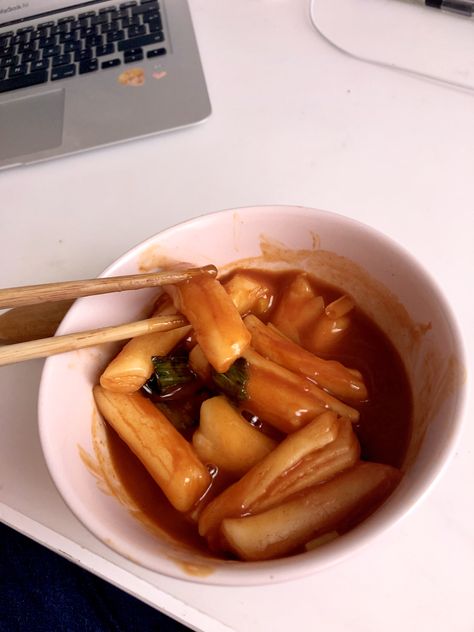 #korean #food #tteokbokki #pink Tteoboki Aesthetic, Teokkboki Aesthetic, Recipes Tteokbokki, Korean Food Tteokbokki, Tteokbokki Aesthetic, Food Tteokbokki, Korean Snacks, Fav Food, Korean Recipes