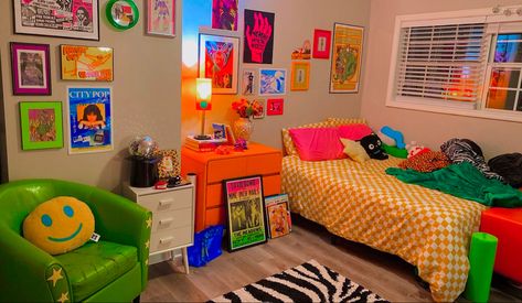 Maximalist Bedroom Ideas Modern, Primary Color Room, Colorful Retro Bedroom, Colourful Room Aesthetic, Colorful Minimalism, Eclectic Homes, Retro Bedrooms, Dream Apartment Decor, Room Renovation