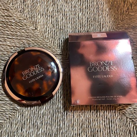 Este Lauder Bronze Goddess 02 Medium New In Box Estee Lauder Bronzer, Estee Lauder Bronze Goddess, Este Lauder, Bronze Goddess, Cosmetic Packaging Design, Matte Bronzer, Makeup Gift Sets, Holiday Beauty, Estee Lauder Makeup