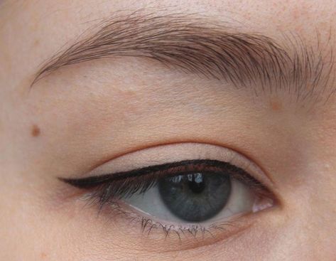 Jul 2, 2020 - This Pin was discovered by Jamien. Discover (and save!) your own Pins on Pinterest. Eyeliner Smokey, Mac Eyeliner, Cat Eye Eyeliner, Permanent Makeup Eyeliner, Permanente Make-up, Tutorial Eyeliner, Eyeliner For Hooded Eyes, Eyeliner Tips, How To Do Eyeliner