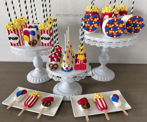 Kz_Treatz on Instagram: “Carnival treats 🎡🎢🎟 #carnival #carnivaltreats #carnivalparty #carnivalapples #carnivalcakesicles #carnivalcakepops…” Carnival Treats Ideas, Carnival Theme Cake Pops, Carnival Sheet Cake, Circus Treats Dessert Tables, Carnival Theme Cupcakes, Carnival Cake Pops, Carnival Themed Cakes, Circus Cupcakes, Carnival Cakes