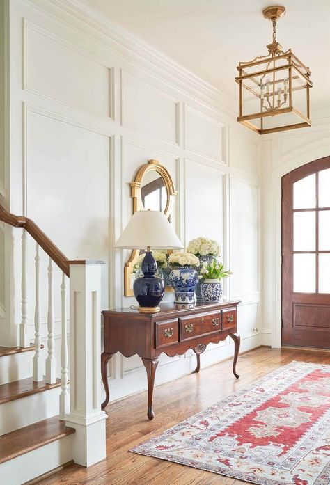 Entryway tables can function as extra storage and a stylish surface to display lamps, photos and fun décor items, but don’t forget to soften the design with a vintage rug. Image: Michael Blevins Photography Traditional Apartment Decor Small Spaces, Grandmalinial Decor, Entryway Lamps Foyer Tables, Classic Southern Home Decor, Colonial Entryway, Panelling Walls, Traditional Entryway Ideas, Entryway Table Styling, Colony House