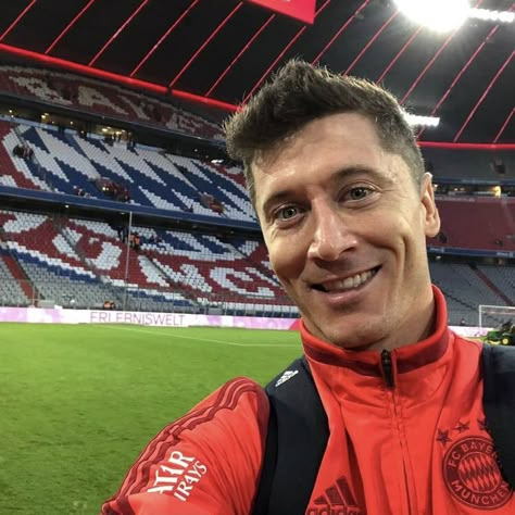 Lewandowski Funny, Roberto Lewandowski, Lewandowski Icon, Football Players Photos, Polished Man, Football Players Images, Cute Football Players, Soccer Funny, Football Stuff