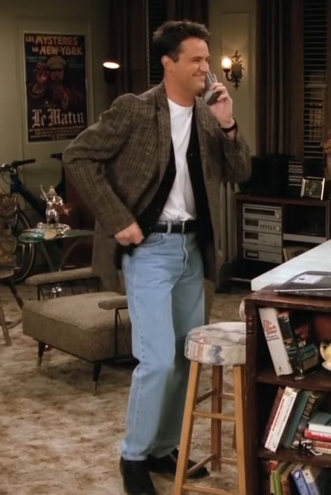 Chandler Bing 90s Fashion, 90s Men Clothes, 90s Male Style, Friends Outfits 90s Men, Chandler Bing Clothes, 90s Sitcom Fashion Men, Friends Mens Outfits, 90s Tv Shows Outfits Men, Friends Men Outfits