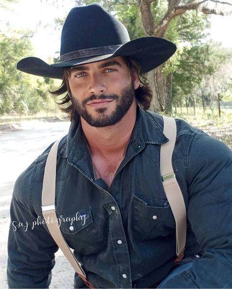 Beautiful cowboy. Superman in a cowboy hat. Blue eyes, black hair, gorgeous smile. Anderson Reimer, Handsome Cowboys, Cowboys Men, Hunks Men, Cowboy Outfits, Bear Men, Country Men, Wearing A Hat, John Wayne