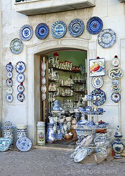 Portuguese Pottery Portugal Decor, Portuguese Architecture, Portugese Ceramics, Portugal Pottery, Portugal Vase, China Shop, Porto Portugal Bookstore, Portuguese Culture, Portuguese Tiles