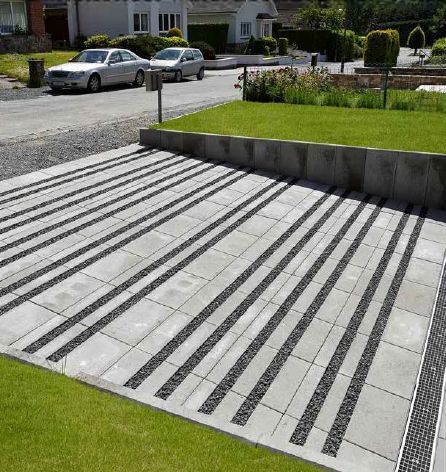 Parking Ramp Design, Concrete Paver Driveway, Parking Flooring, Modern Driveway Ideas, Outdoor Ramp, Beautiful Driveways, Modern Driveway, Car Ramp, Parking Tiles