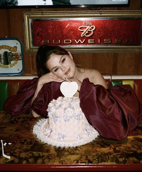 ✧.* on Twitter: "this is the MOST selena gomez thing ever LMFAO https://t.co/AK3bkbMcJd" / Twitter Selena Gomez Tumblr, Selena Gomez Birthday, Selena Gomez With Fans, Selena Gomez Album, Look At Her Now, Selena Gomez Cute, Selena Gomez Photos, Selena Gomez Pictures, Selena G