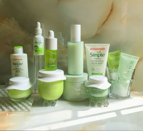 Green Skincare Photography, Skin Care Green Aesthetic, Skincare Green Aesthetic, Green Skin Care Aesthetic, Green Girly Aesthetic, Green Skincare Aesthetic, Green Aesthetic Makeup, Green Makeup Aesthetic, Green Shuffle