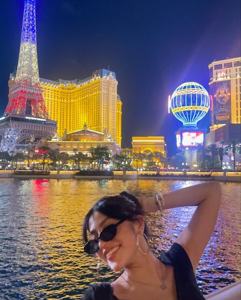 Las Vegas Pose Ideas, Las Vegas Aesthetic Pictures, Vegas Photo Spots, Vegas Instagram Story, Vegas Inspo Pics, Las Vegas Aesthetic Outfit, Viva Las Vegas Outfit, Las Vegas Picture Ideas, Vegas Picture Ideas