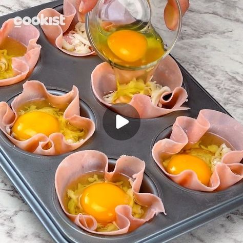 Food With Eggs Breakfast, Egg Snacks Recipe, Breakfast Cups Recipe, Sliced Cheese, Cookist Wow, Breakfast Eggs, Decorações Com Comidas, Sliced Bread, Sliced Ham