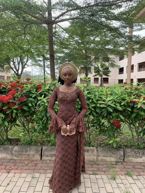 Komole and Gele • Yoruba Women Fashion Twitter X : thatgirltenny Nigeria Lace Dress Style, Yoruba Outfit, Ankara Aesthetic, Yoruba Dress, Yoruba Culture, Nigerian Lace Dress, Nigerian Dress Styles, Owambe Styles, African Dress Styles