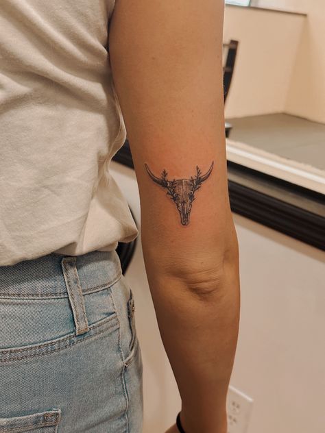 Bull Horns Tattoo Women, Small Longhorn Skull Tattoo, Long Horn Tattoo For Women Simple, Longhorn Head Tattoo, Long Horns Tattoo, Longhorn Tattoo With Flowers, Long Horn Skull Drawing, Bull Horns Tattoo, Bull Horn Tattoo