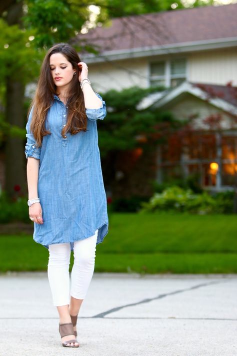 Chambray/denim shirtdress worn as a tunic with skinny jeans. Denim Tunic Outfit, Chambray Dress Outfit, Royalty Outfits, Cotton Tops Designs, Denim Chambray Dress, Denim Tunic, Fashion Enthusiast, Chambray Dress, Denim Shirt Dress