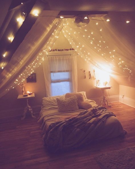 Cool Teen Bedrooms, Teens Bedroom, Bedroom Decor For Couples, Girl Bedroom Designs, Attic Bedroom, Teen Room Decor, Cozy Room Decor, Aesthetic Rooms, Dreamy Room