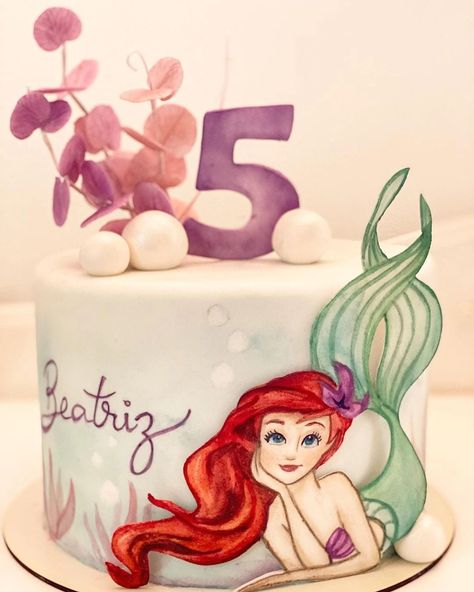 Bolo Ariel: 100 inspirações delicadas e cheias de cor Bolo Ariel, Girls First Birthday Cake, Ariel Baby, Little Mermaid Cakes, Mermaid Cakes, Princesa Disney, Princess Cake, First Birthday Cakes, Girl First Birthday