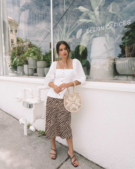 Ganni Girl in Seattle                                        Seattle summer days in Ganni puff sleeve top and tiger Print Midi Skirt Sarah Christine, Bag Jacquemus, Sarah Butler, Galaxy Necklace, Work Chic, Leopard Skirt, Summer Streetwear, Printed Midi Skirt, Chain Choker Necklace