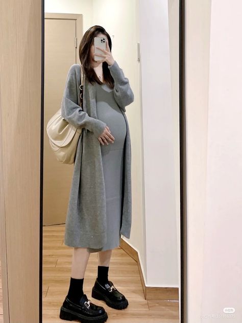 Preggy Mom Aesthetic, Korean Maternity Fashion, Outfit Hamil, Preggy Outfit, Korean Pregnant, Cute Maternity Dresses, Winter Maternity Outfits, Pregnancy Belly Photos, Belly Photos