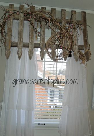 Picket Fence Valance #DIY #headboard #bedroom www.grandparentsplus.com Diy Window Valance Ideas, Picket Fence Headboard, Diy Window Valance, Fence Headboard, Diy Valance, Primitive Bedroom, Primitive Kitchen, Diy Headboard, Garden Bedroom