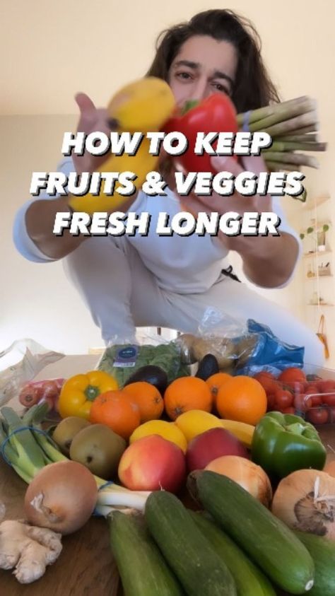 eatinghealthyfeed on Instagram: How to store & keep fruits & vegetables fresh for weeks! This has helped so many people, it deserved a repost! 🤩🙌 by @creative_explained .… Plant Books, Creative Explained, Diy Household Tips, Storing Vegetables, Storing Fruit, Homemade Ideas, Fruit And Vegetable Storage, Plant Book, Food Saver