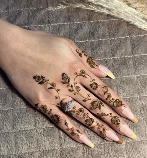 Bakra Eid Mehndi Design Aesthetic, Dainty Mehndi, Henna Mendhi, Simplest Mehndi Designs, Henna On Face, Henna Designs Arabic, Name Mehndi Design, Elegant Henna, Henna Floral