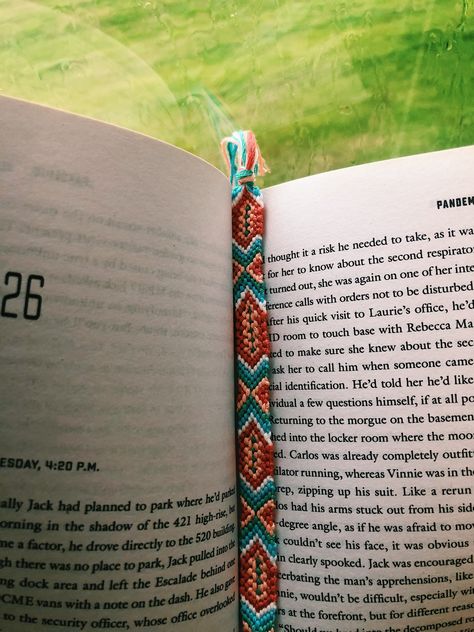 Friendship Bookmarks, Thread Bookmark Diy, Thread Bookmark, String Bookmarks, Friendship Bracelet Bookmark, Diy Bookmarks, Cute Bookmarks, Thread Bracelets, Diy Friendship Bracelets Patterns