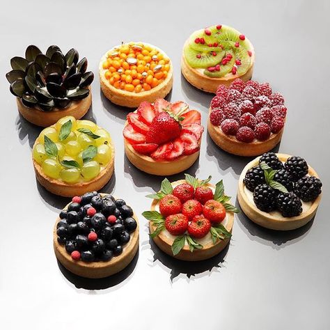 Tarts with berries French Dessert, Fruit Dessert, Fancy Desserts, Fruit Tart, Dessert Decoration, Mini Desserts, Food Presentation, Puddings, Mini Cakes