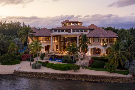 Caribbean Luxury, Luxury Boat, Beachfront Home, Mega Mansions, Real Estates Design, Rich Home, Mansions Luxury, Grand Cayman, Luxury Homes Dream Houses