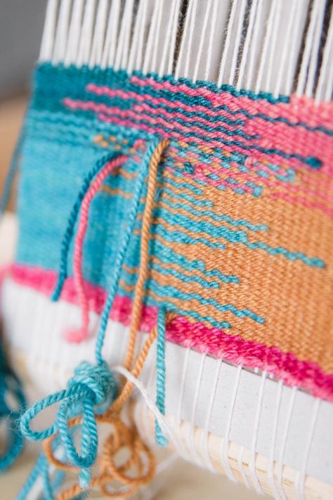 Basic Weave Patterns, Tapestry Weaving Patterns, Tapestry Weaving Ideas, Colour Blending, Sheila Hicks, Tapestry Loom, Basket Weaving Patterns, Weaving Loom Diy, Small Tapestry