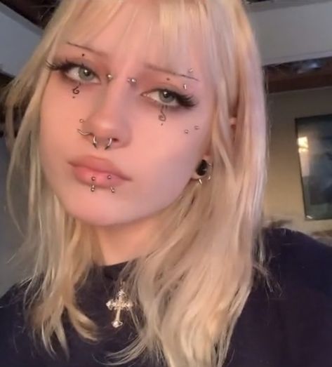 Undereye Piercings, Frowny Piercing Mouth, Aesthetic Face Piercings, Lots Of Piercings Face, Bridge Piercing Aesthetic, Small Eyebrow Piercing, Cool Piercings Face, Face Piercings Women, Face Piercings Aesthetic