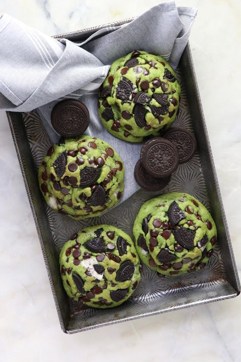 2023 Dessert Trends, Cookie Packaging Ideas For Selling, Cookies Plating, Cookie Packaging Ideas, Vegan Chocolate Cookies, Mint Chocolate Chip Cookies, Cookie Bakery, Cookie Business, Mint Chocolate Chip