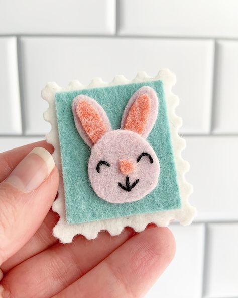 After I made my It Felt Like Spring ornaments I had some extra pieces that I didn’t use. I also had some extra pieces cut using my Stamp of Approval deep-etch dies. And guess what? An Easter Bunny stamp is a very good idea! What other designs should I put onto felt stamps? #feltcraft #woolfelt #benziefelt #postagestamp #easterbunny #cutecrafts #handmade Felt Gift Ideas, Felt Patches Diy, Felt Illustration, Felt Envelopes, Felt Patterns Free, Spring Ornaments, Felt Envelope, Felt Plushie, Valentines Envelopes